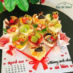 Gia đình quây quần bên chiếc bánh sinh nhật tặng mẹ