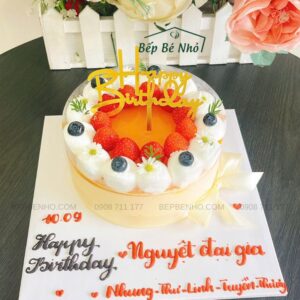 Bánh kem tối giản kiểu Hàn Quốc với lời chúc viết tay thanh lịch